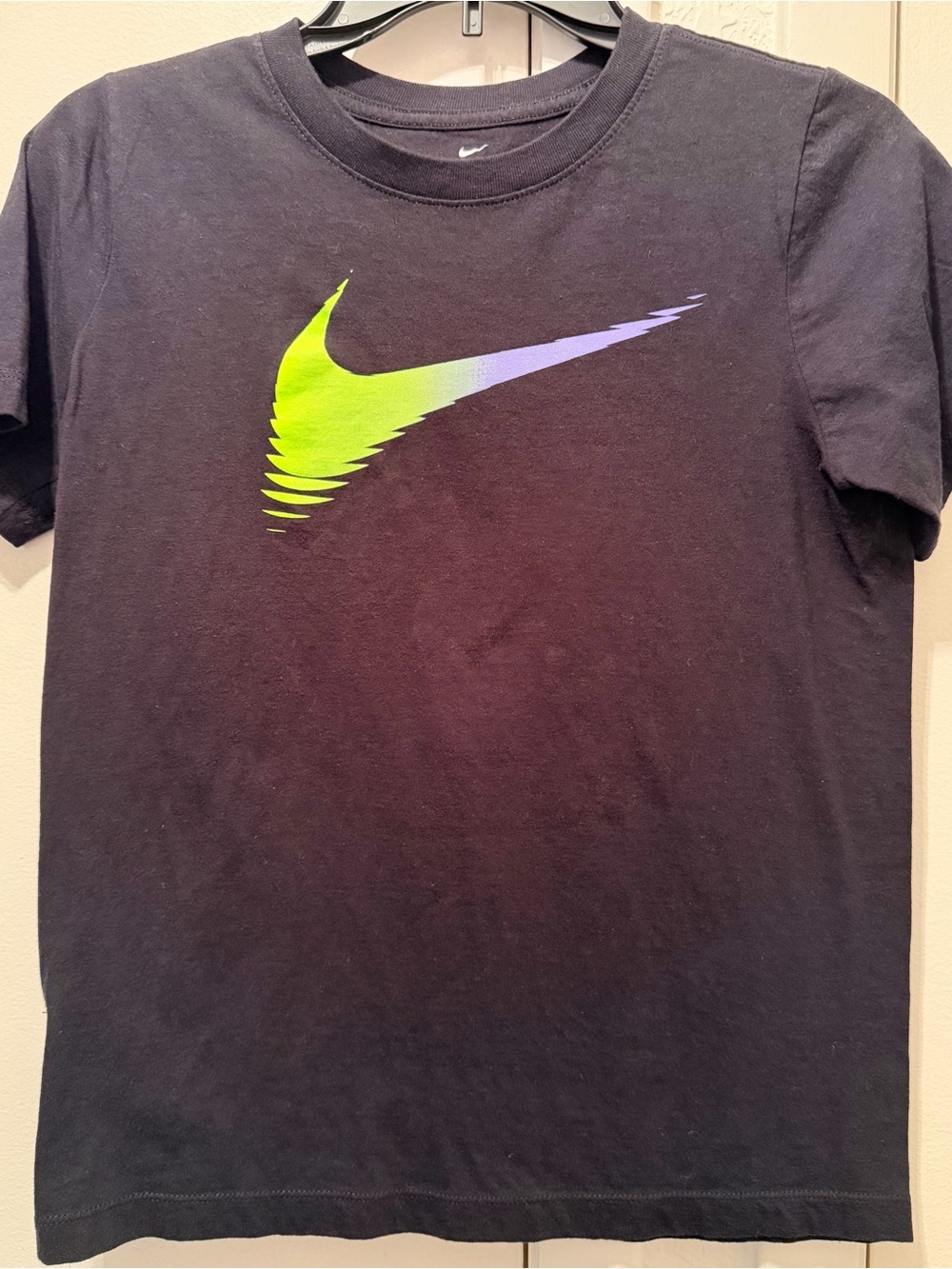 Nike Big Kids Black T-Shirt with Green-Purple Gradient Swoosh Size Large